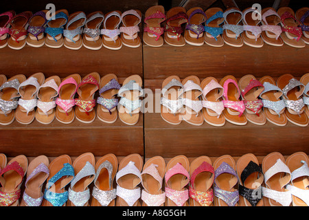 traditionelle Schuhe in einem Shop in den Souk Madinat Jumeirah, Dubai, Vereinigte Arabische Emirate. Foto: Willy Matheisl Stockfoto