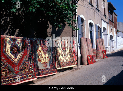 Türkische Teppiche auf dem Display vor einem Geschäft in der Stadt von Cesme in der Türkei. Stockfoto