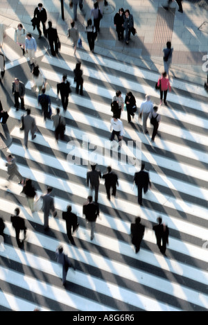 Menschen und Geschäftsleute auf Fußgängerüberweg im Schnittpunkt, Ginza, Tokio, Japan Stockfoto