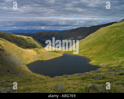 Blick auf kleine Wasser mit Haweswater hinter in Lake District National Park, Cumbria, England Stockfoto