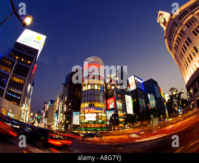 Abend-Weitwinkel-Blick auf Gebäude und Verkehr in Ginza Tokyo 2007 Stockfoto