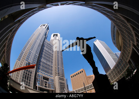 Weitwinkelaufnahme der Skulptur und Metropolitan City Hall in Shinjuku Tokyo 2007 Stockfoto