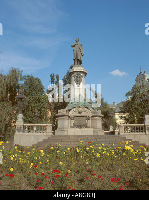 Statue von Adam Mickiewicz (1798-1855), ul Krakowskie Przedmiescie, Warschau, Masowien, Polen. Stockfoto