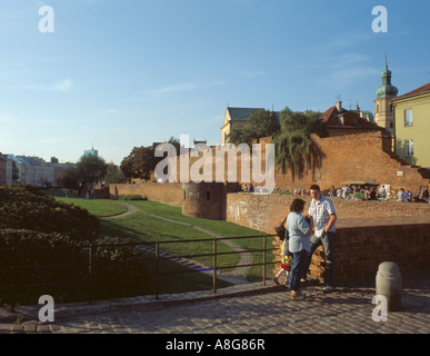 Blick entlang der alten Stadtmauer, die Warschauer Altstadt, Masowien, Polen. Stockfoto