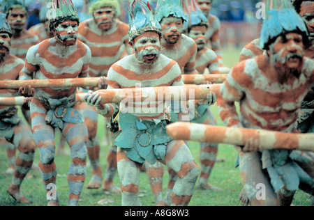 dekorierte Aborigines durchführen, Mt. Hagen, Papua-Neuguinea Stockfoto