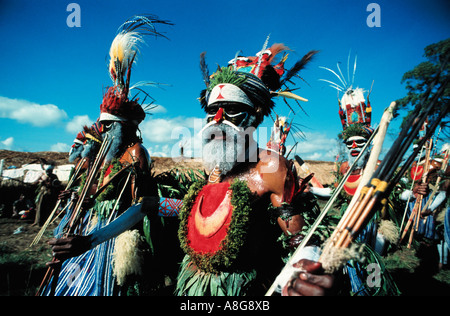 dekorierte Aborigines durchführen, Mt. Hagen, Papua-Neuguinea Stockfoto