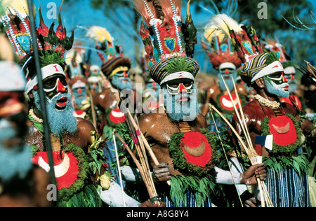 dekorierte Aborigines durchführen, Mt. Hagen, Papua-Neuguinea Stockfoto