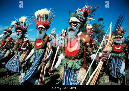 dekorierte Aborigines durchführen, Mt. Hagen, Papua-Neuguinea Stockfoto