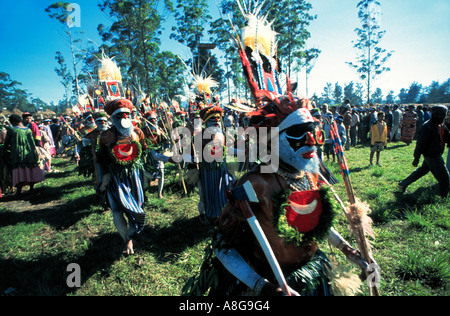 dekorierte Aborigines durchführen, Mt. Hagen, Papua-Neuguinea Stockfoto