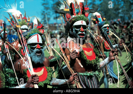 dekorierte Aborigines durchführen, Mt. Hagen, Papua-Neuguinea Stockfoto