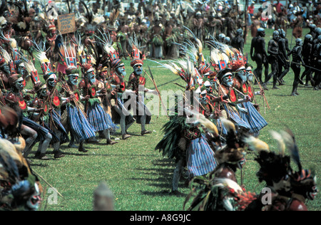 dekorierte Aborigines durchführen, Mt. Hagen, Papua-Neuguinea Stockfoto