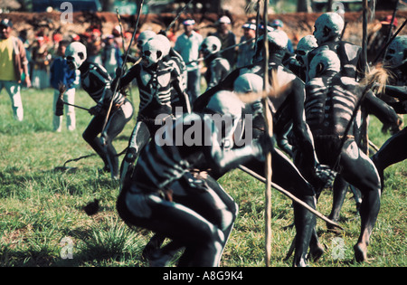 dekorierte Aborigines durchführen, Mt. Hagen, Papua-Neuguinea Stockfoto