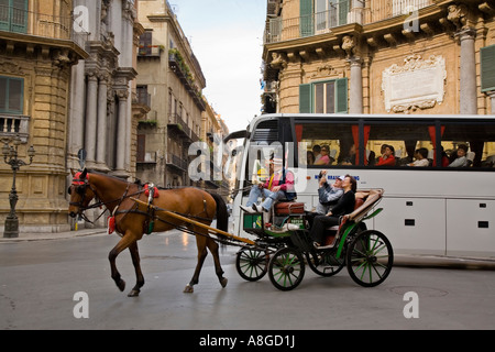 Pferden gezogene Kutsche und Tour Bus nehmen Touristen verschiedene Strassen Palermo Sizilien Italien Stockfoto