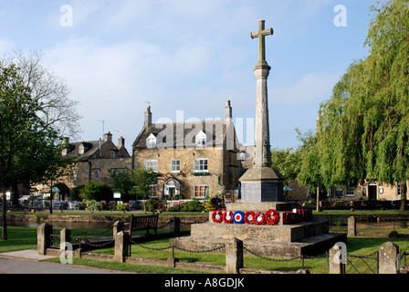 Das Kriegerdenkmal, Bourton auf dem Wasser, Gloucestershire, England, UK Stockfoto