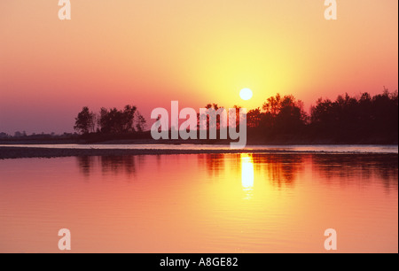 Fluss-Sonnenuntergang in Royal Bardia Nationalpark, Nepal Stockfoto