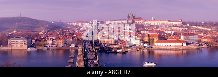 Panoramablick über Charles Brücke, den Fluss Donau und die Burg, Prag, Tschechische Republik Stockfoto
