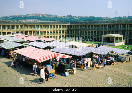 Das Stück Hall in der industriellen Stadt von Halifax, West Yokshire, England. Markttag. Stockfoto