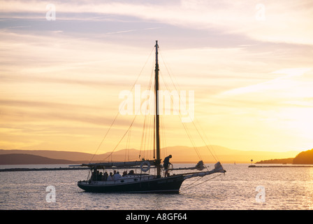 Boot Jacht auf See Champlain bei Sonnenuntergang. Blick vom Waterfront Park, Burlington, Vermont, USA Stockfoto