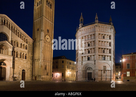 der Dom-Turm Baptisterium bei Nacht Piazza Duomo Parma Emilia Romagna Italien Stockfoto