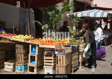 Frau shopping für Fava Bohnen Capo Markt Palermo Sizilien Italien Stockfoto
