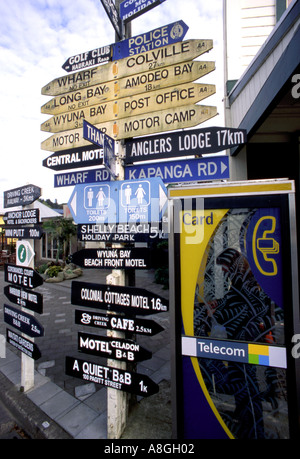 Mehreren Straßenschild und Telefon box Coromandel Township Nordinsel Neuseeland Stockfoto