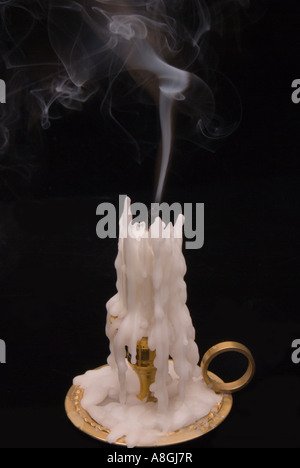 Kerze Flamme ist erloschen, Rauch steigt. Stockfoto