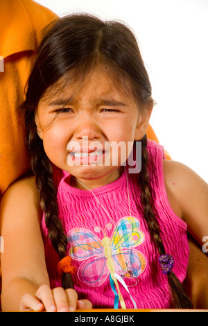 Eine 4 jährige kalifornische chinesische Amerikanerin beginnt zu weinen Stockfoto