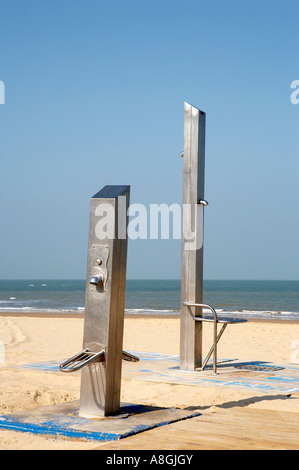 Edelstahl Duschen auf Chipiona Strand Andalusien Südwesten Spaniens Europa Eu Stockfoto