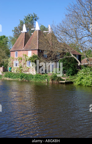 Oast House auf den Fluss Medway an Yalding in der Nähe von Maidstone kent Stockfoto