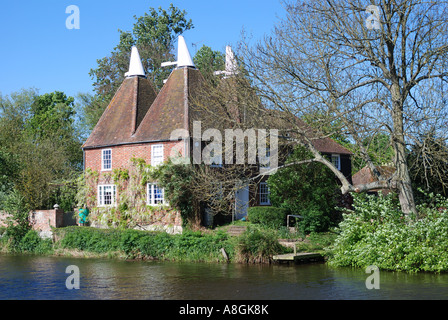 Oast House auf den Fluss Medway an Yalding in der Nähe von Maidstone kent Stockfoto