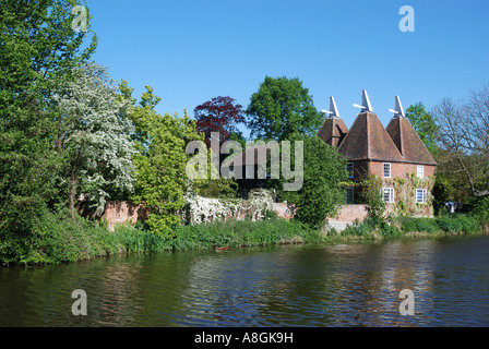 Oast House auf den Fluss Medway an Yalding in der Nähe von Maidstone kent Stockfoto