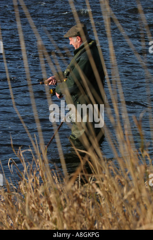 "Bill Baines Salmon fishing auf dem Fluß Annan im November 2006" Stockfoto