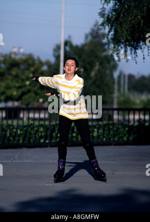 13 Jahre altes Mädchen Inline-skating in Kalifornien Stockfoto