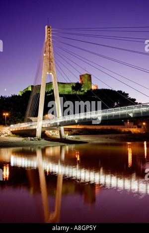 moderne Brücke auf Fuengirola Fluss und Sohail Schloss bei Abenddämmerung Fuengirola Malaga Küste der Sonne Andalusien Spanien Stockfoto