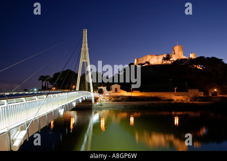 moderne Brücke auf Fuengirola Fluss und Sohail Schloss bei Abenddämmerung Fuengirola Malaga Küste der Sonne Andalusien Spanien Stockfoto