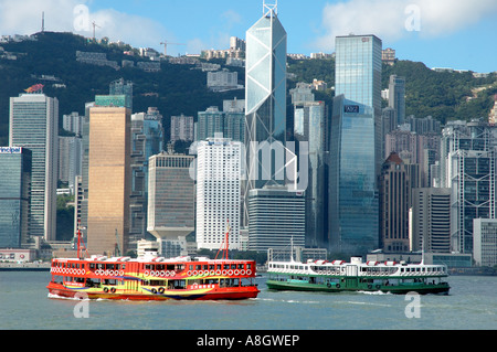 Blick auf Hong Kong Island und zwei Star Ferries Kreuzung Stockfoto