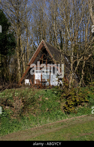 Ein skandinavisches Holzhaus inmitten eines Waldes Clowance Time-Share-Eigenschaft Stockfoto