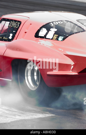 Gegenkraft-Rennläufer qualmende Reifen Stockfoto