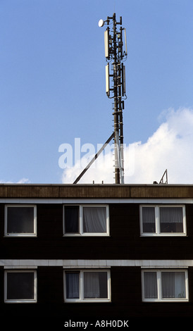 Mobilfunk-Mast auf dem Dach des Wohn-Apartments in Düsseldorf, Nordrhein-Westfalen, Deutschland. Stockfoto