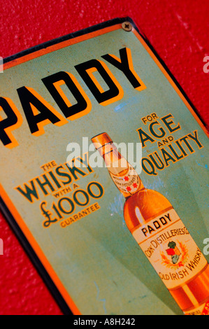 Irland, Dublin, Paddy Whisky Zeichen Stockfoto