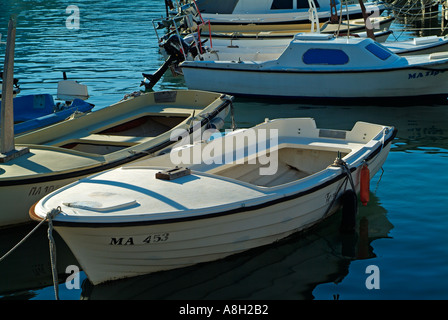 Angelboote/Fischerboote vertäut im Hafen von Makarska, Dalmatien, Kroatien Stockfoto