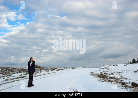 Junger Mann mit Handy Stockfoto