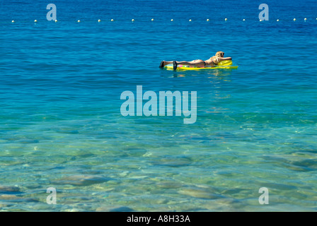 Urlauber-Floating auf ein Strandbad in der Adria vor der Küste von Makarska, Dalmatien, Kroatien Stockfoto