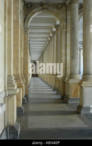 Die Mühlenkolonnade entworfen von tschechischen Architekten Josef Zitek in Karlovy Vary, Tschechische Republik. Stockfoto