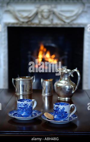 EIN GEORGISCHE SILBER KAFFEE INMITTEN DER SPEISESAAL IM HALSWELL HAUS IN DER NÄHE VON BRIDGWATER SOMERSET UK Stockfoto