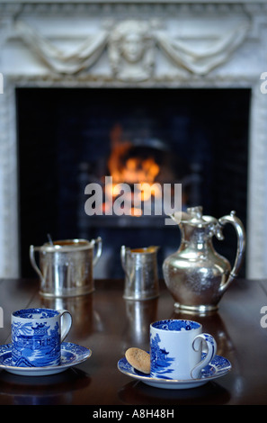 EIN GEORGISCHE SILBER KAFFEE INMITTEN DER SPEISESAAL IM HALSWELL HAUS IN DER NÄHE VON BRIDGWATER SOMERSET UK Stockfoto