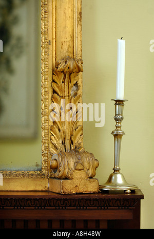 DETAIL EINER KERZE UND SPIEGEL MIT GOLD VERGOLDETER RAHMEN DER REED-ZIMMER IM HALSWELL HAUS IN DER NÄHE VON BRIDGWATER SOMERSET UK Stockfoto