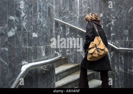 Junge Frau zu Fuß die Treppen hoch Stockfoto