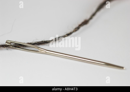 Nadelfaden wolle durch Auge hautnah Stockfoto