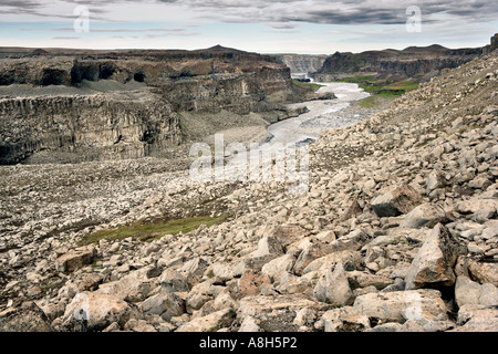 Jökulsá A Fjollum River Canyon zeigt erodiert Basalt Felsen in der Nähe von Wasserfällen Dettifoss Island Stockfoto